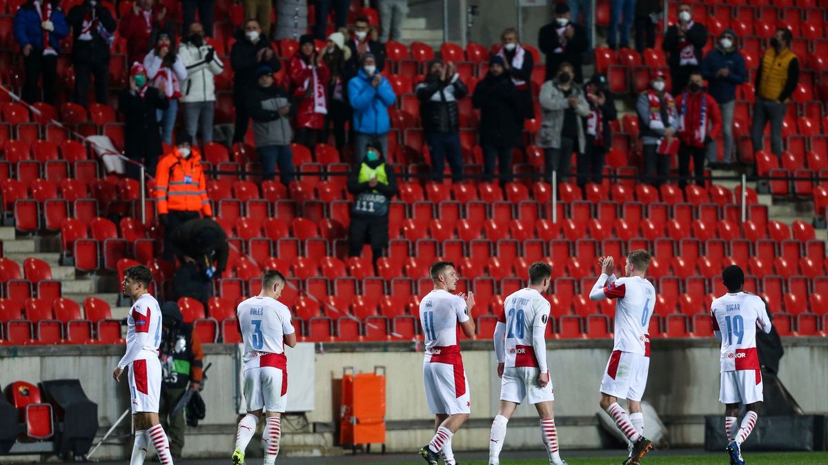 Na český prvoligový fotbal se o víkendu vrátí první diváci